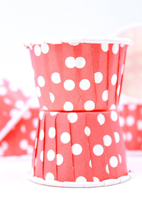 Paquete de capacillos de carton color rojo con diseño de lunares blancos para cupcake