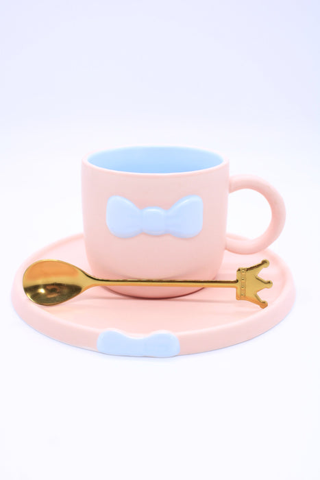 Taza de ceramica con plato y cuchara en colores varios para cafe o te diseño moño elegante