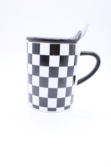 Taza de ceramica a cuadros en color blanco y negro diseño juego de ajedrez incluye tapa y cuchara