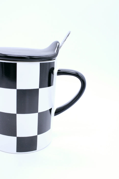 Taza de cerámica a cuadros en color blanco y negro diseño juego de ajedrez incluye tapa y cuchara