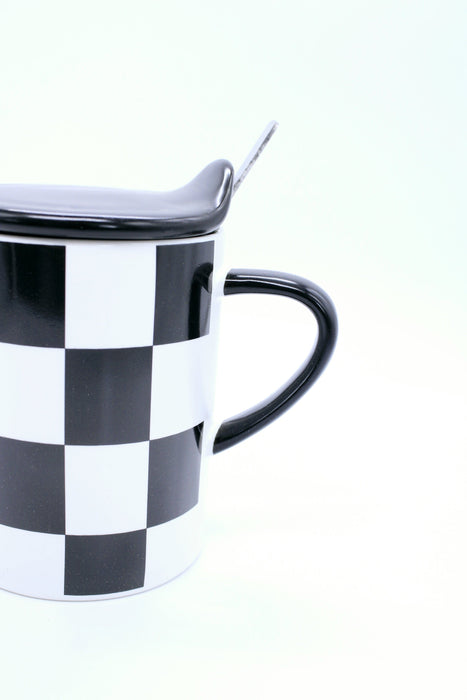 Taza de ceramica a cuadros en color blanco y negro diseño juego de ajedrez incluye tapa y cuchara