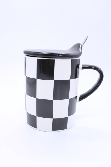 Taza de ceramica a cuadros en color blanco y negro diseño juego de ajedrez incluye tapa y cuchara