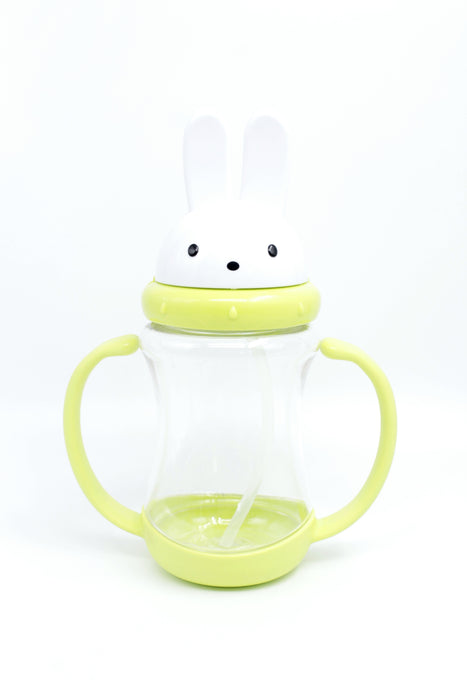 Vaso entrenador con popote con diseño de conejo en colores varios.