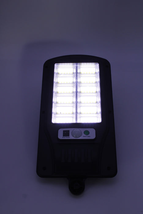 Lámpara solar negra de luz amarilla  con sensor en modelos variados.