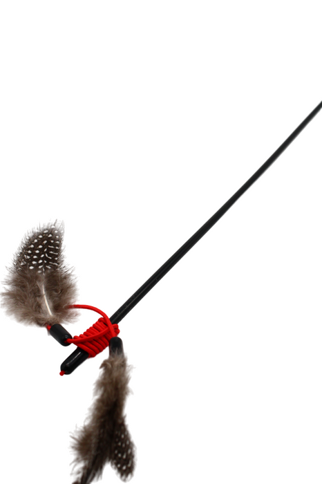 Juguete interactivo para gato estilo caña de pescar con un par de plumas y varita flexible