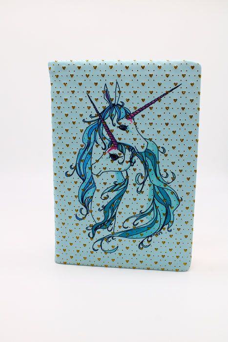 Libreta forrada en detalles de corazón dorados con diseño de unicornio en colores variados