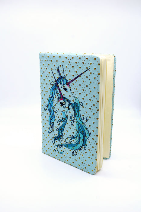 Libreta forrada en detalles de corazón dorados con diseño de unicornio en colores variados