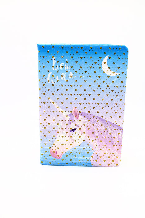 Libreta forrada en detalles de corazón dorados con diseño de unicornio en colores variados