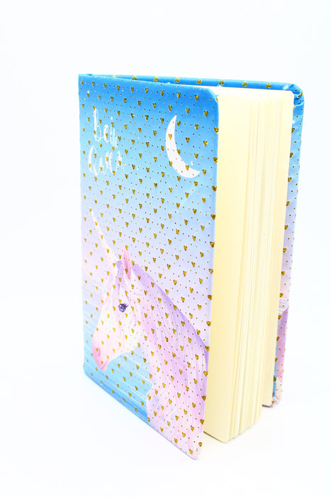 Libreta forrada en detalles de corazón dorados con diseño de unicornio en colores variados