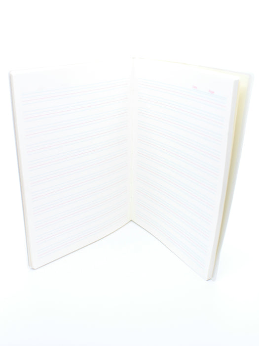 Cuaderno de raya para practicar caligrafía o música con diseño de conejito blanco en fondos variados y coloridos