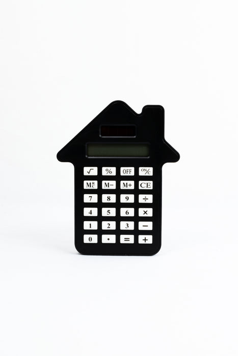 Calculadora escolar con diseño casita para operaciones simples. Colores varios. 1 pieza