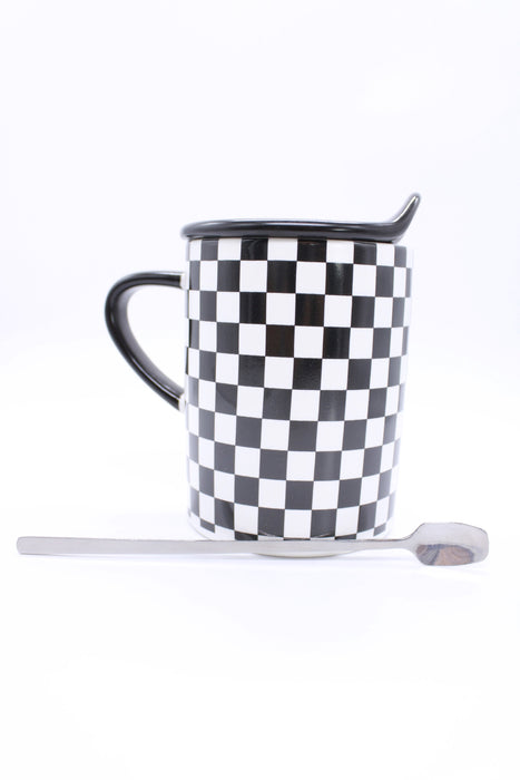 Taza de ceramica a cuadros en color blanco y negro diseño juego de ajedrez incluye tapa y cuchara