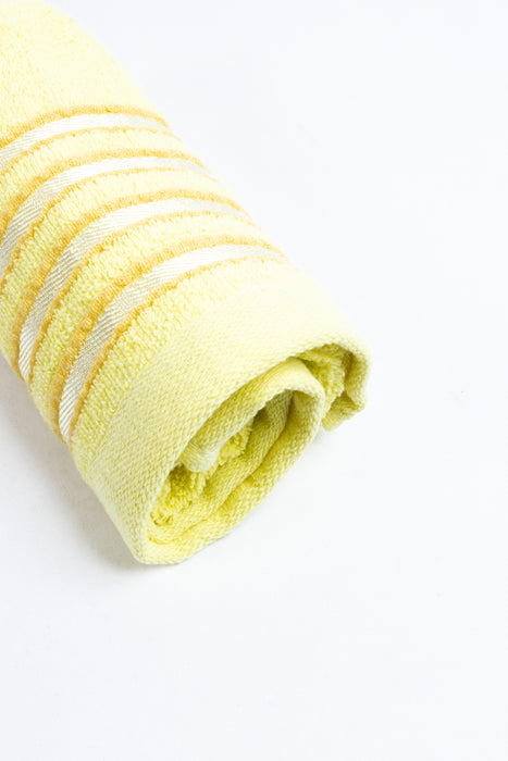 Toalla para baño diseño confort color amarillo con bordado delicado en las orillas