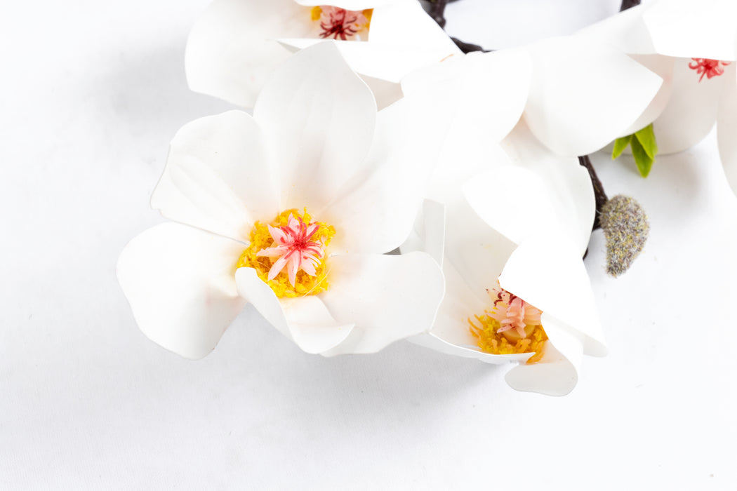 Flor magnolia artificial para florero disponible en colores varios diseño conservador