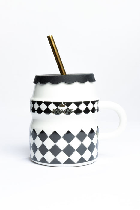 Taza de cerámica con tapa y popote color blanco con detalles en cuadros negros