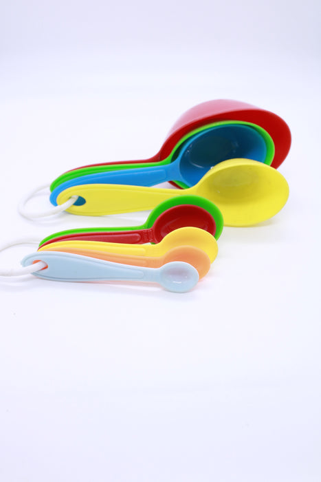 Set de cucharas y tazas medidoras de plástico con argolla disponibles en colores varios