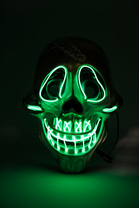 Máscara de calavera con diseño de sonrisa y ojos iluminados con luz led multicolor y detalles dorados