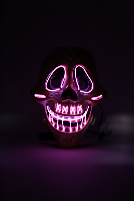 Máscara de calavera con diseño de sonrisa y ojos iluminados con luz led multicolor y detalles dorados