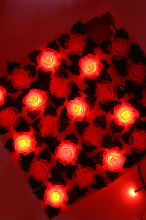 Serie de 24 luces con encantadoras flores rojas y hojas verdes para decoraciones festivas y naturales