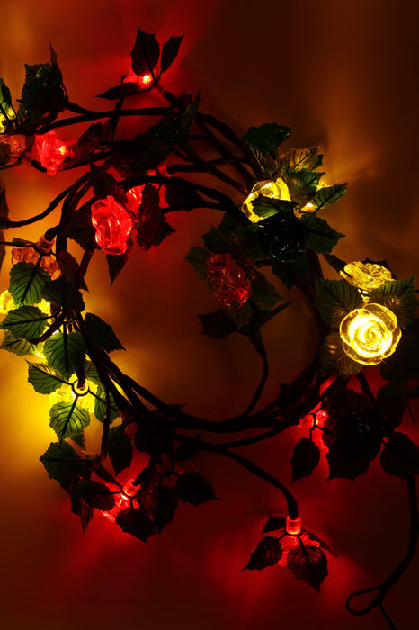 Serie de 34 luces con diseño de rosas y hojas verdes en cable simulando ramas para decoraciones festivas elegantes