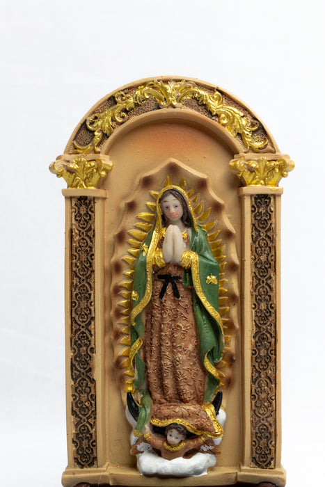 Escultura religiosa nuestra señora de Guadalupe con arco dorado y base firme