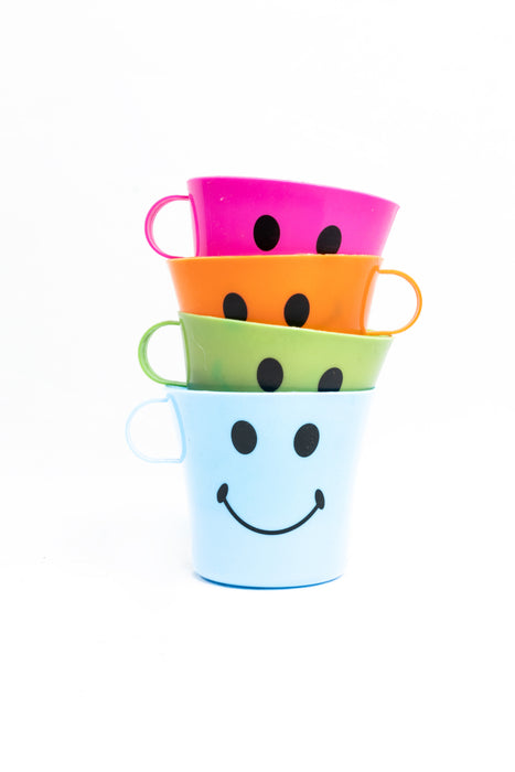 Taza infantil de plástico con diseño carita feliz disponible en varios colores