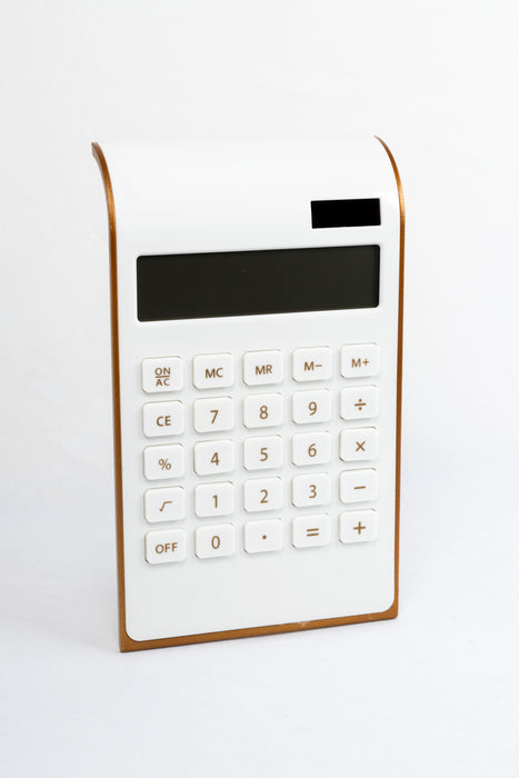 Calculadora de bolsillo con recarga solar y detalles en color dorado para oficina