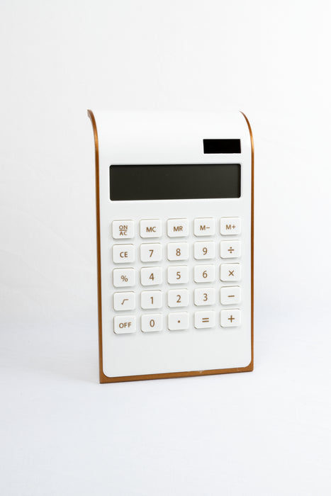 Calculadora de bolsillo con recarga solar y detalles en color dorado para oficina