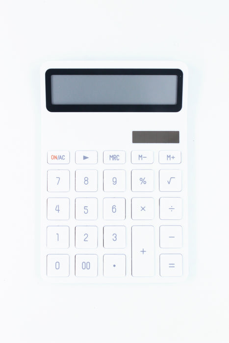 Calculadora para operaciones matemáticas de oficina color blanco