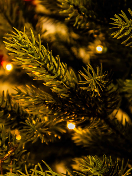 Árbol de navidad artificial tipo canadiense con luces cálidas fijas