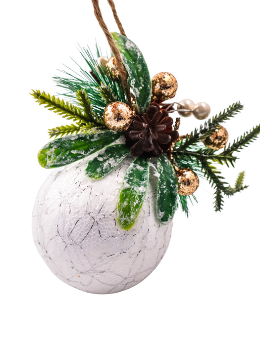 Esfera navideña cubierta con encaje elegante y detalles festivos en la parte superior para decorar tu pino de navidad con estilo