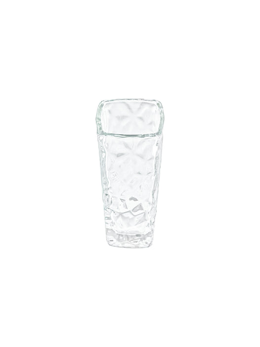 Vaso de vidrio transparente con forma cuadrada y modelo poligonal