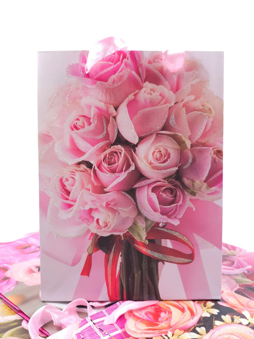 Paquete de bolsas para regalo tamaño mediano con diseños variados de rosas. 12 piezas