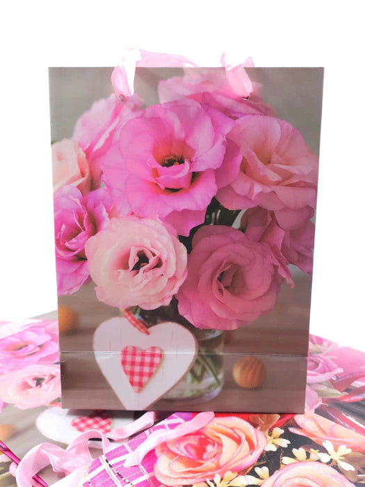 Paquete de bolsas para regalo tamaño mediano con diseños variados de rosas. 12 piezas