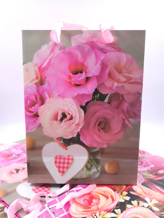 Paquete de bolsas para regalo tamaño mediano con diseños variados de rosas. 12 piezas