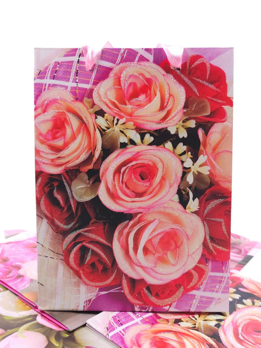 Paquete de bolsas para regalo tamaño mediano con diseños variados de rosas. 12 piezas