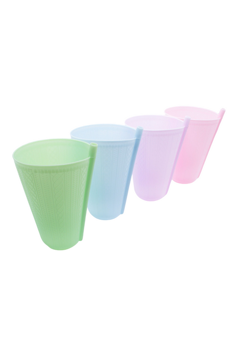 Set de 4 vasos de plastico con popote incrustado y diseño tejido en colores variados